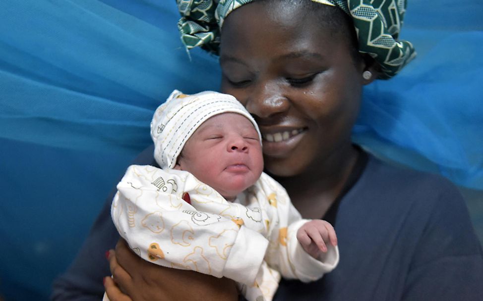 Elfenbeinküste: Mutter Daurice hält ihren Neugeborenen glücklich im Arm.