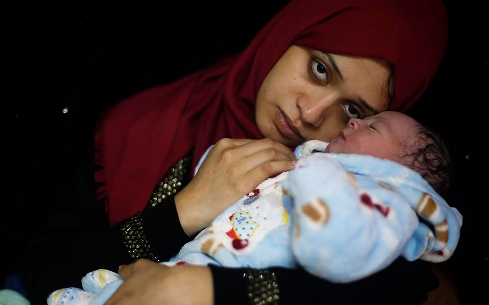 Palästina: Samia hält ihren neugeborenen Sohn Mohammed besorgt in den Armen.