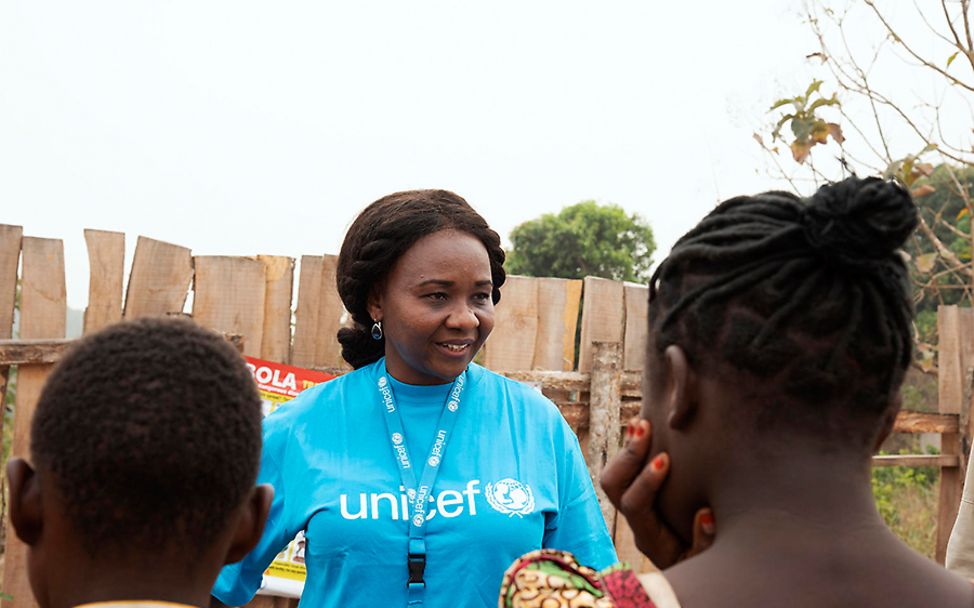 Südsudan: UNICEF-Kinderschutzexpertin Anna Hadjixiros spricht mit freigelassenen Kindern.
