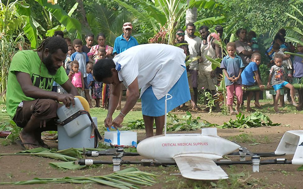 Vanuatu: Bewohner entpacken die per Drohne gelieferte Kühlbox mit Impfstoffen.