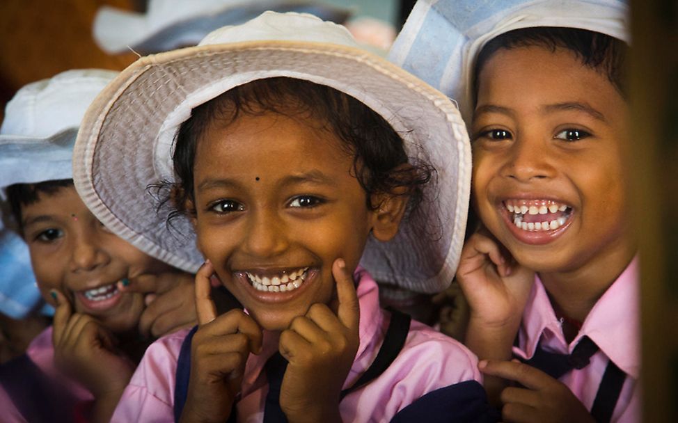 Indien: Drei Mädchen zeigen ihr schönstes Lächeln.