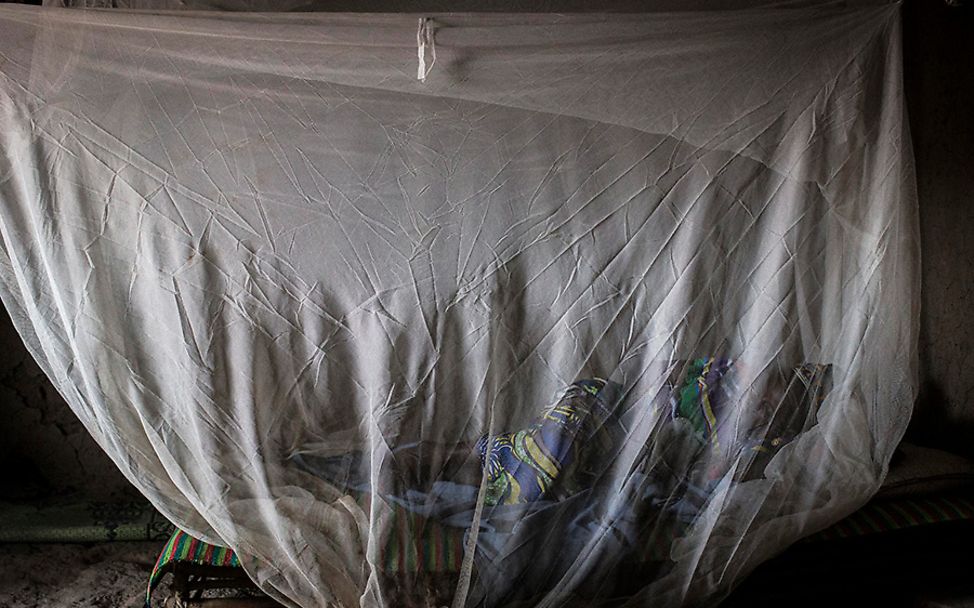 Mali: Fatoumata schläft unter einem Moskitonetz, um sich vor Stechmücken zu schützen.