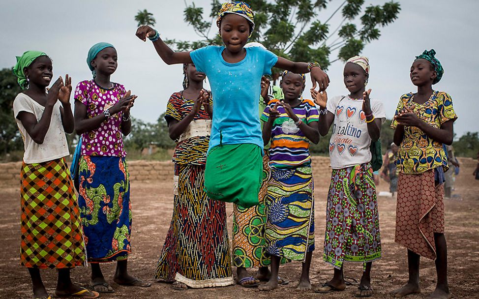 Mali: Fatoumata spielt auf dem Pausenhof mit ihren Klassenkameradinnen.