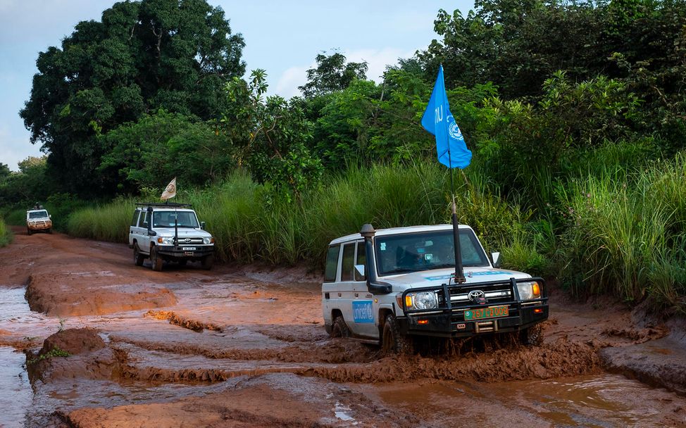 Eine Fahrzeugkolonne liefert Hilfsgüter in der Zentralafrikanischen Republik.