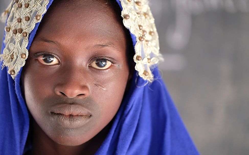 Mali: Oumou musste von Zuhause fliehen.  Nun besucht sie ein temporäres UNICEF-Lernzentrum.