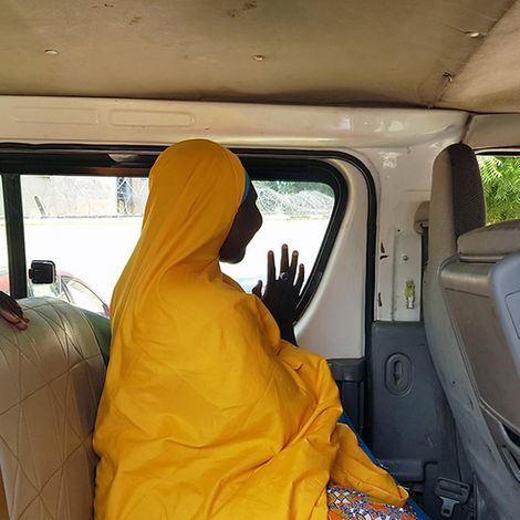 Nigeria: Fati sitzt in einem Van, der sie zurück zu ihrer Familie bringt.