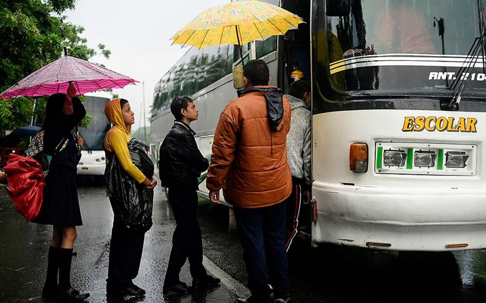 Kolumbien: Schüler aus Venezuela steigen in die Schulbusse.