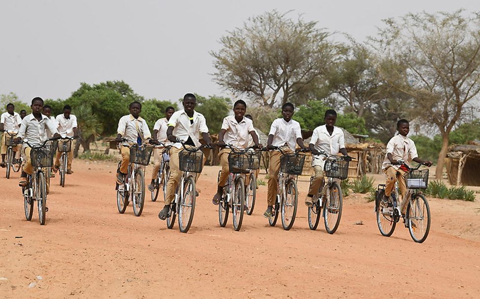 Niger: Eine Gruppe von Schulkindern fährt mit dem Rad zur Schule.