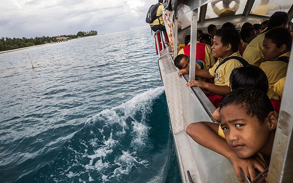 Samoa: Eine Gruppe von Kindern fährt mit dem Schulboot.
