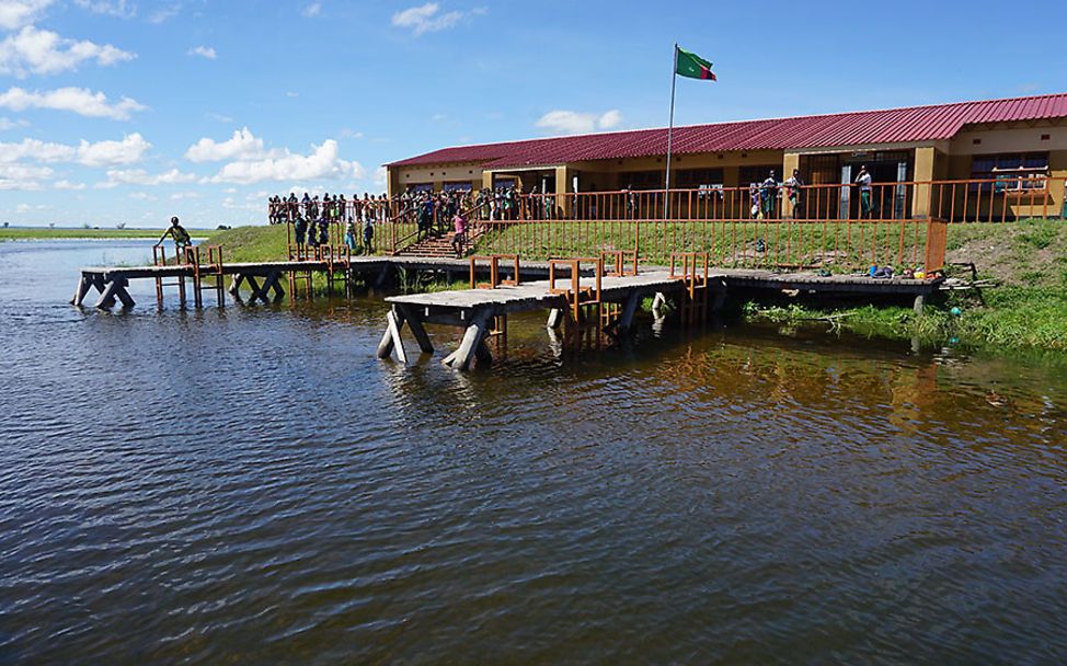 Sambia: Eine schwimmende Grundschule