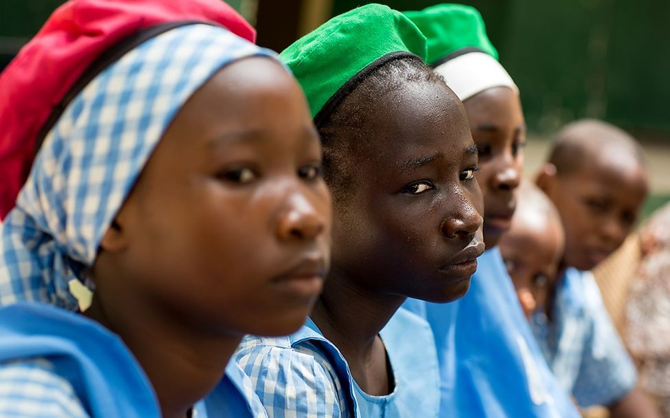 Nigeria: Im Flüchtlingslager besuchen diese drei Mädchen eine Schule 