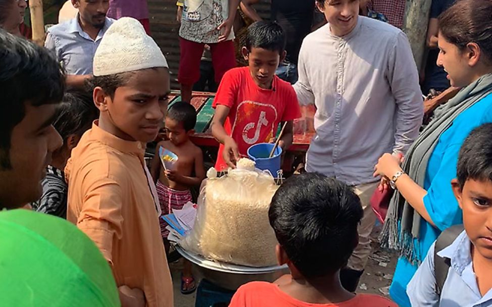 Bangladesch: Julien Bam hilft Rabbi Snacks auf der Straße zu verkaufen.