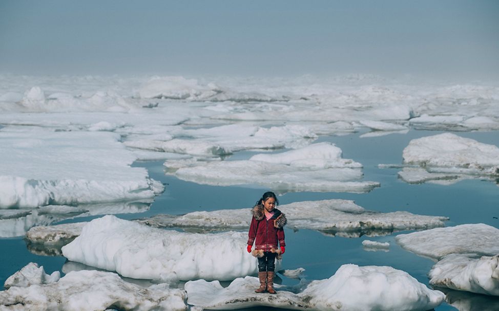 klimawandel folgen kinder: Die elfjährige Amaia steht auf einer Eisscholle am Ufer des Nordpolarmeers.