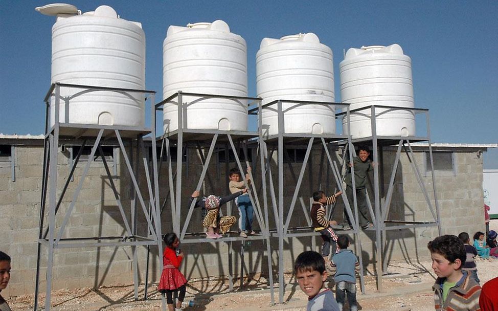 Za'atari-Camp/Jordanien: Große von UNICEF aufgebaute Wasserkanister im Flüchtlingslager (© UNICEF/2013/Schneider)