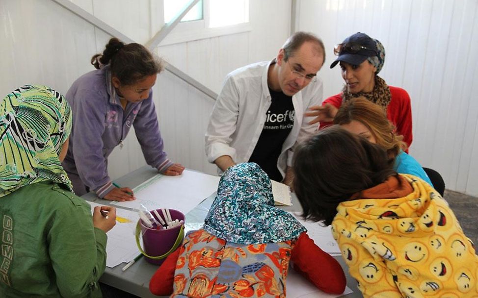 Za'atari-Camp/Jordanien: Christian Schneider, Geschäftsführer von UNICEF Deutschland, in kinderfreundlicher Zone (© UNICEF/2013)