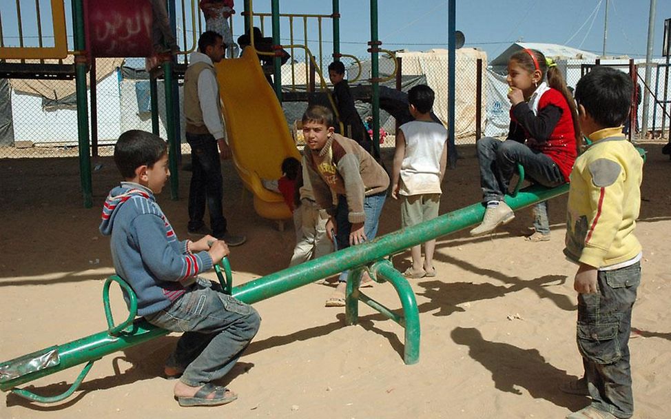 Za'atari-Camp/Jordanien: Kinder spielen in kinderfreundlicher Zone (© UNICEF/2013/Schneider)