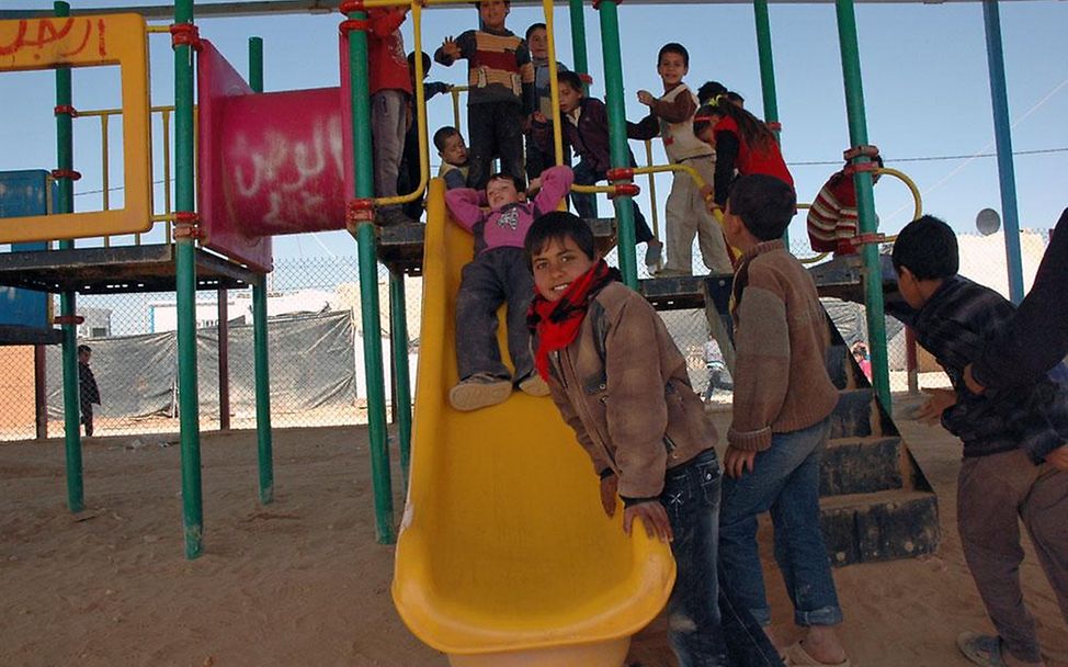 Kinder spielen auf einem Klettergerüst in einer kinderfreundlichen Zone (© UNICEF/2013/Schneider)