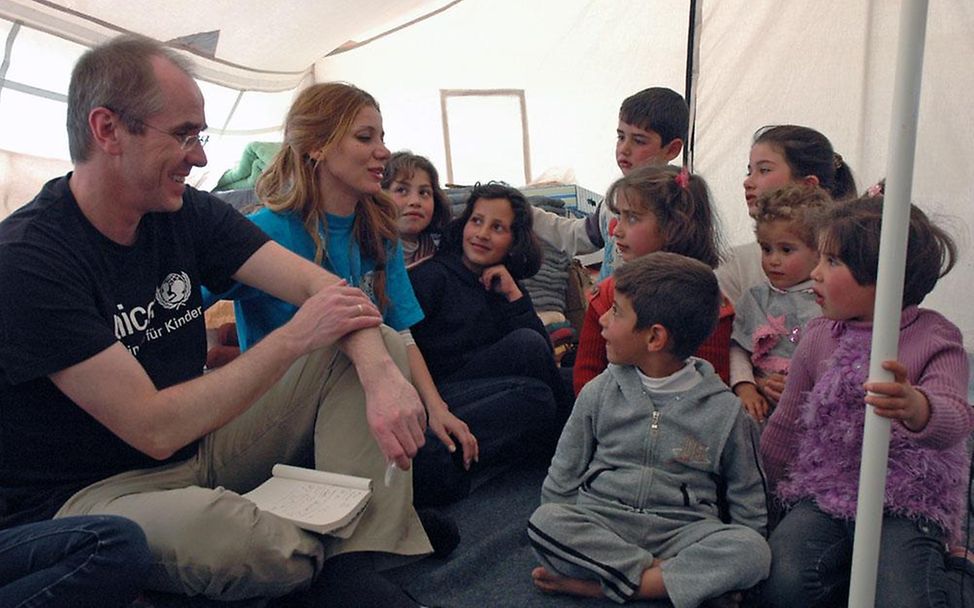 Za'atari-Camp/Jordanien: Christian Schneider, Geschäftsführer von UNICEF Deutschland, im Gespräch mit Kindern (© UNICEF/2013)