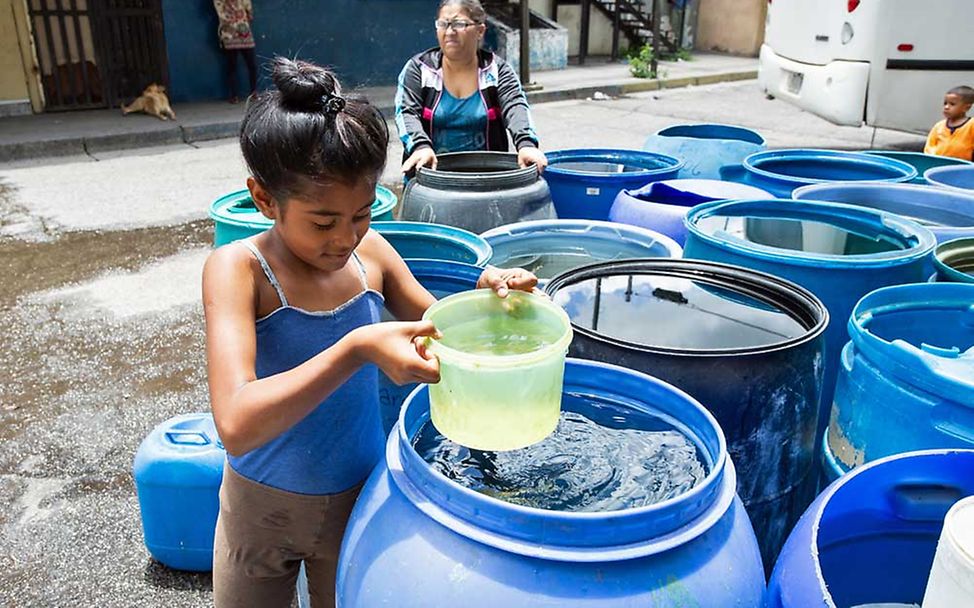 UNICEF versorgt Kinder und Familien mit sauberem Wasser. 