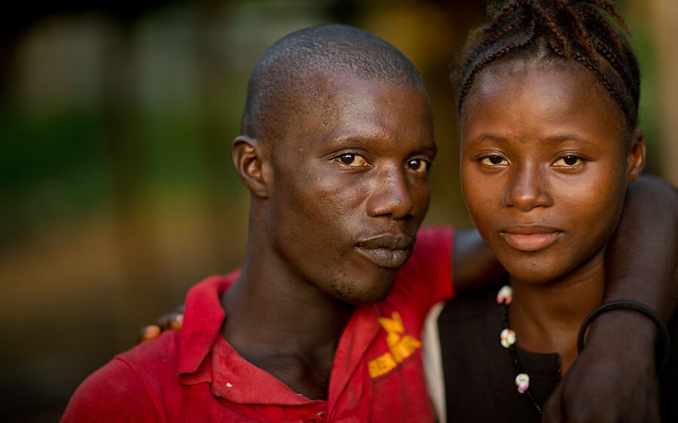 Sierra Leone: Die fünfzehnjährige Amina mit ihrem Ehemann Lamine. 