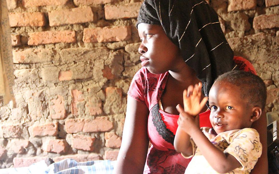 Uganda: Die 14-jährige Miria mit ihrem zweijährigen Sohn.