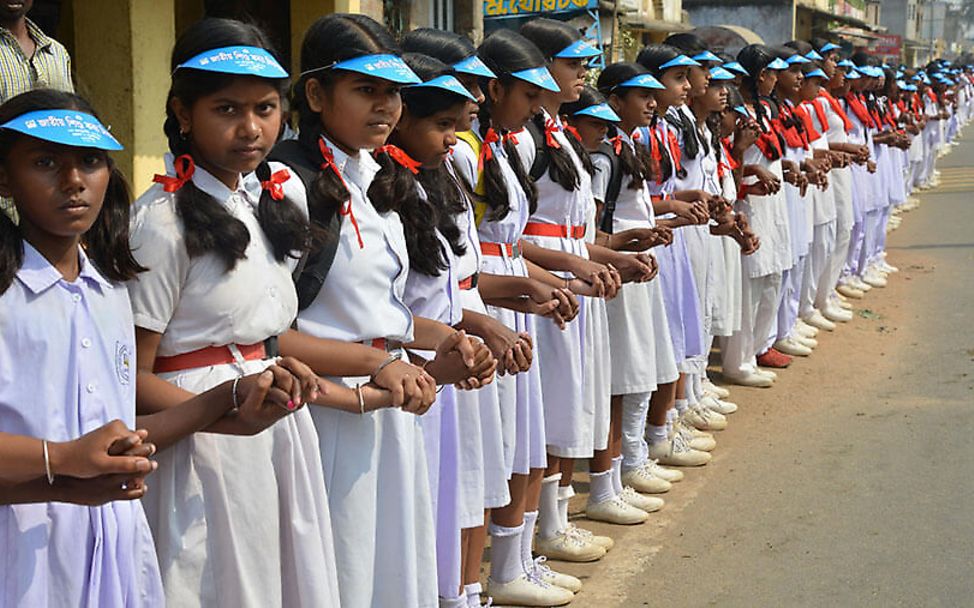 Indien: Über 300.000 Mädchen und Frauen bilden eine Menschenkette.