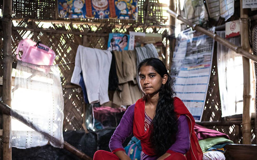 Bangladesch: Shampa sitzt im Schneidersitz auf dem Boden ihres Zimmers.
