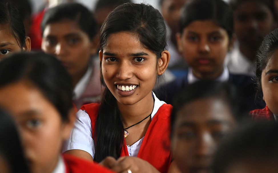 Indien: Die 18-jährige Kiran lächelt selbstbewusst in die Kamera.