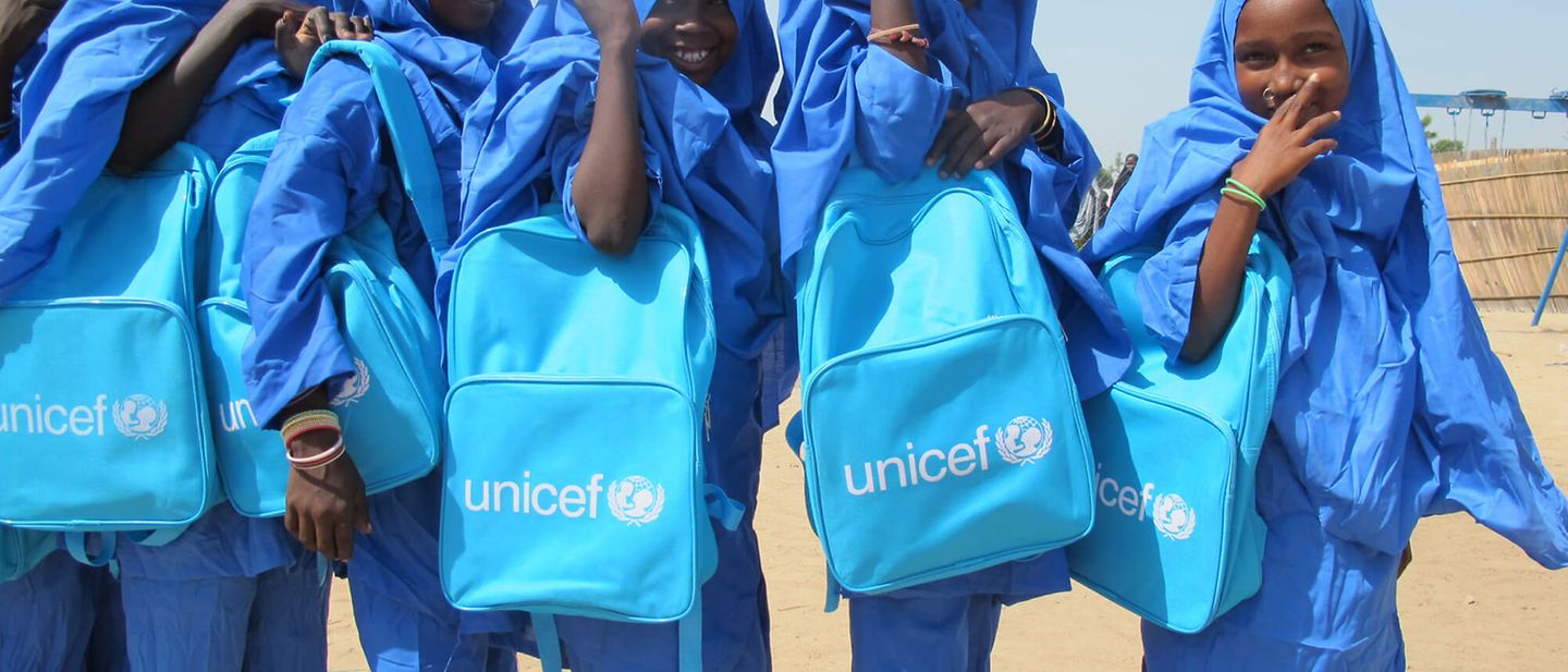 Weltmädchentag: Mädchen in Nigeria tragen stolz ihre neuen Schuluniformen und Schulrucksäcke