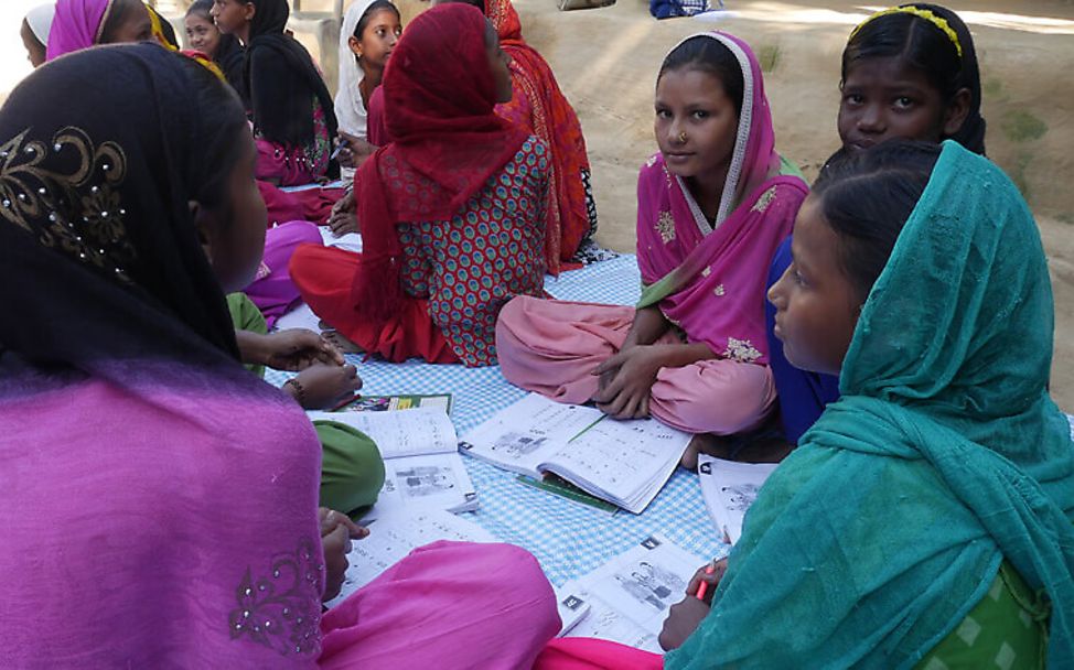 Weltmädchentag: Nepal: Mädchen bereiten sich in einer Förderklasse auf die Schule vor
