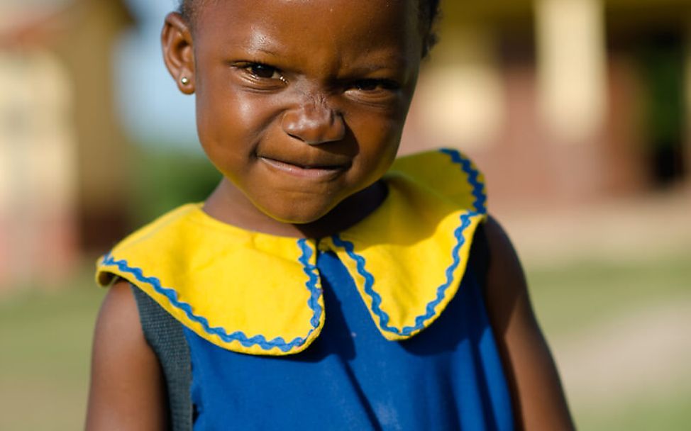 Weltmädchentag: Ghana: Ein Mädchen guckt frech in die Kamera