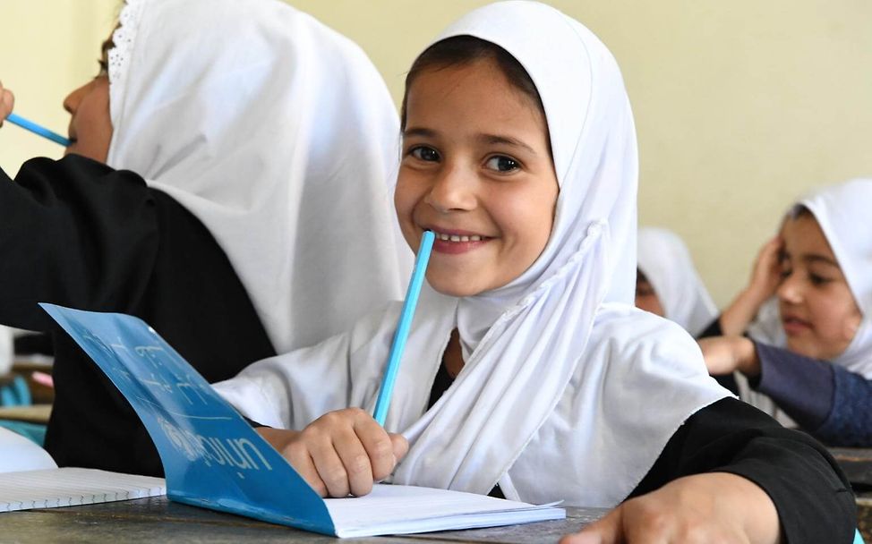 Weltmädchentag: Afghanistan: Ein Mädchen in einer Schulklasse