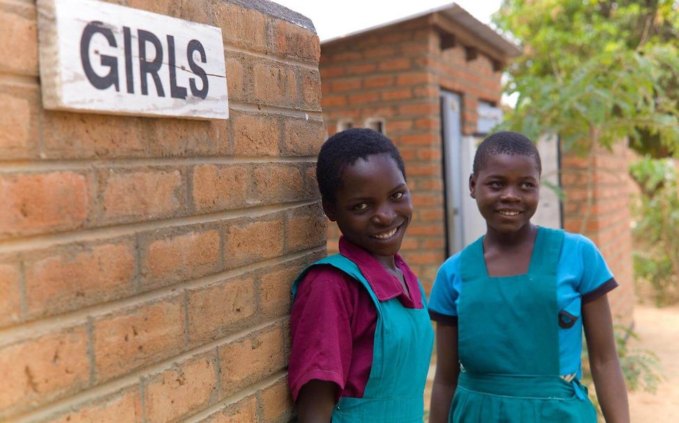 Weltmädchentag: Malawi: Mädchen vor einer Toilette für Mädchen