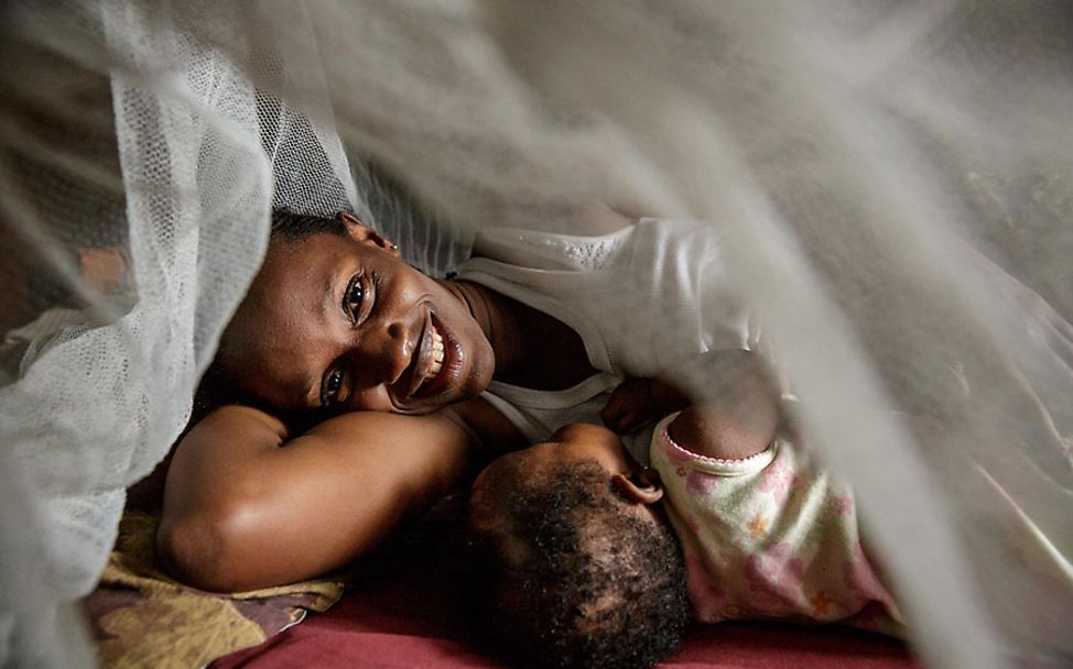 Issata und ihre vier Monate alte Tochter Davida liegen unter einem Moskitonetz.