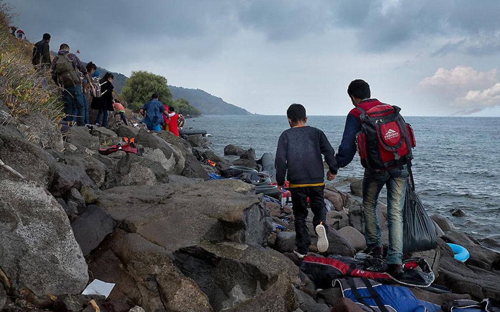 Lesbos: Der 32-jährige Hussein folgt  mit seinem Sohn anderen gestrandeten Geflüchteten.