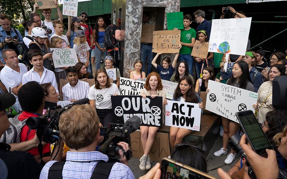 Junge Klimaaktivisten nehmen in New York an einer Demonstration teil.
