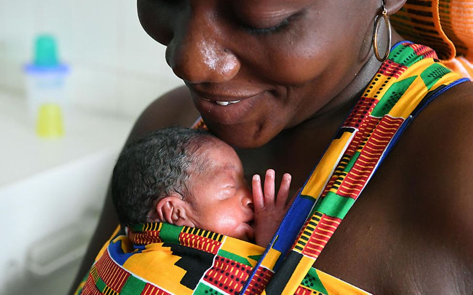 Kindersterblichkeit: Eine 27-jährige Mutter hält ihr Neugeborenes im Arm.