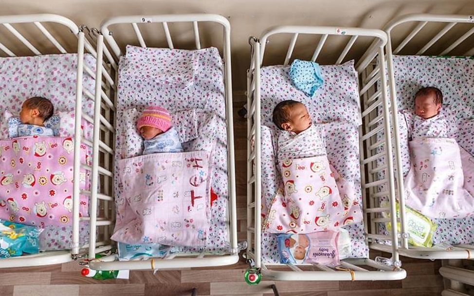 Sterblichkeit unter Säuglingen senken: Vier Babys liegen in ihren Betten auf einer Neugeborenen-Station.