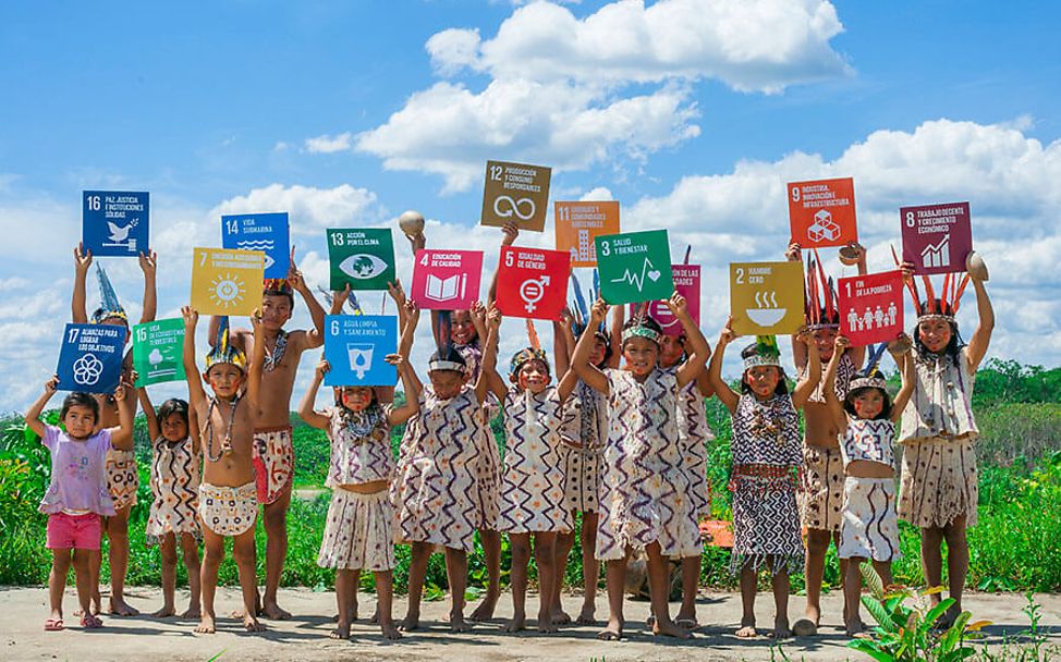 Peru: Kinder halten die Tafeln der nachhaltigen Entwicklungsziele hoch.