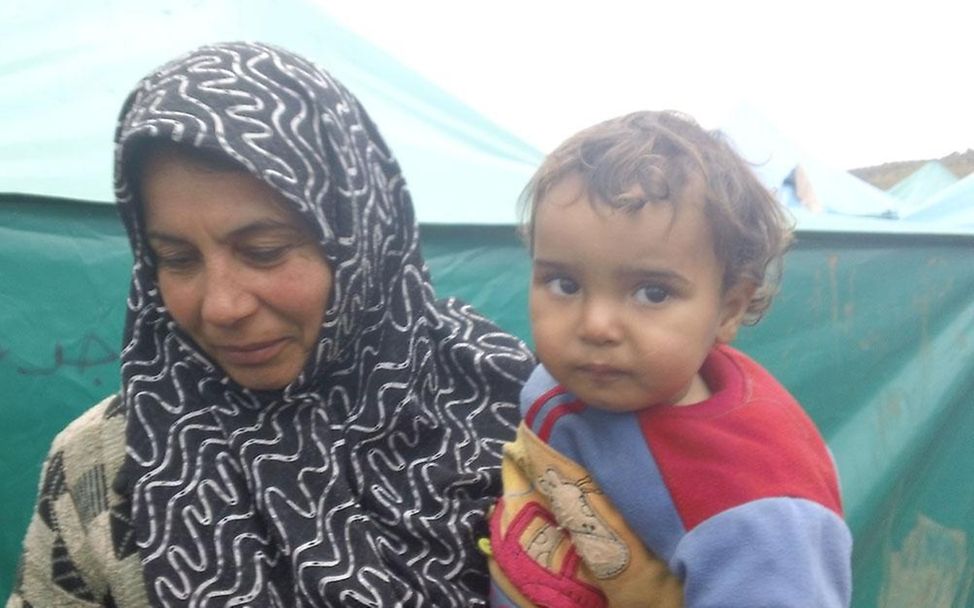Eine Mutter mit ihrem Sohn in einem Flüchtlingslager in Syrien (© UNICEF)