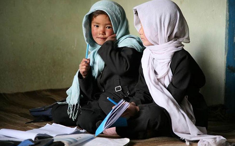 Zwei Mädchen in Afghanistan (© UNICEF Afghanistan)