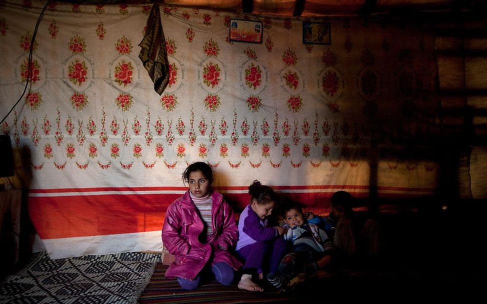 Libanon: Die 10-jährige Nour aus Syrien (links) mit ihren Geschwistern (© UNICEF/NYHQ2013-0042/Ramoneda)
