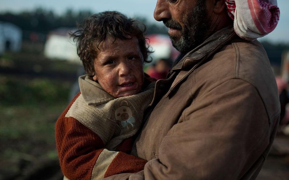 Libanon: Der 5-jährige Adnan aus Syrien auf dem Arm seines Vaters (© UNICEF/NYHQ2013-0043/Ramoneda)