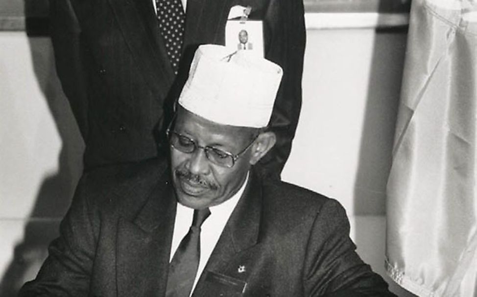 New York: Djiboutis Staatsoberhaupt Hamadou unterzeichnet 1990 die Kinderrechtskonvention.