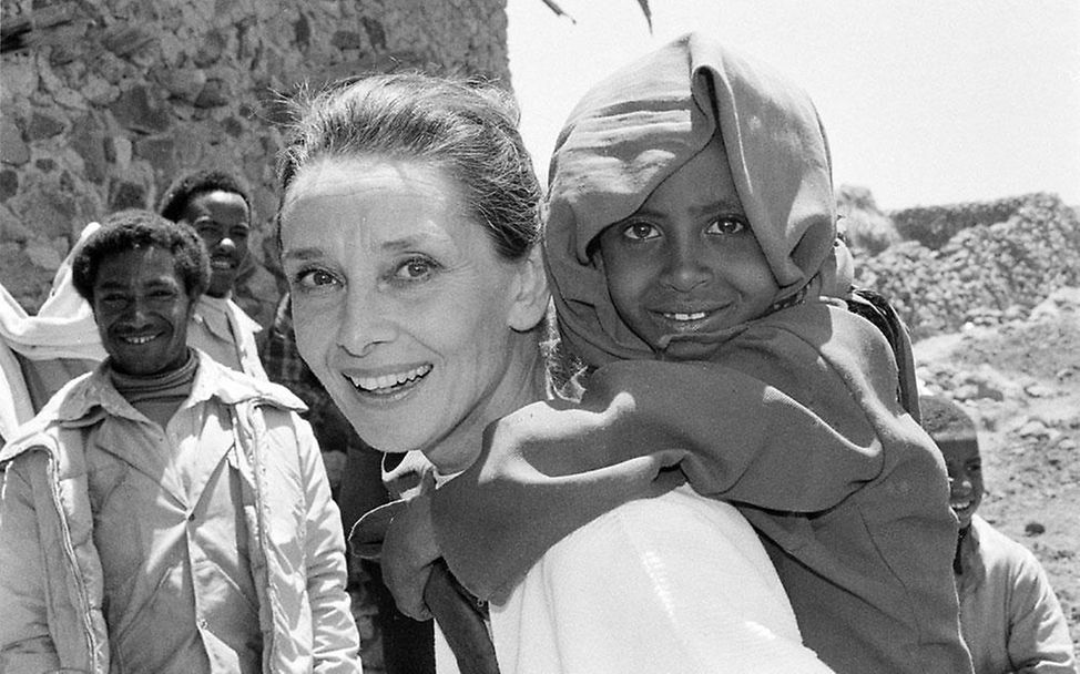 Audrey Hepburn bei einem Nothilfebesuch für UNICEF in Äthiopien (© UNICEF/Isaac)