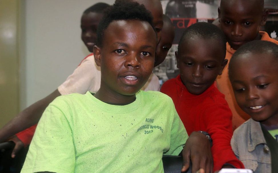 Kenia:Patrick im Dagoretti Centre mit jüngeren Kindern