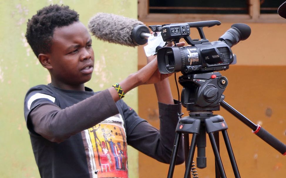 Kenia: Patrick macht seine Kamera zum Filmen bereit.