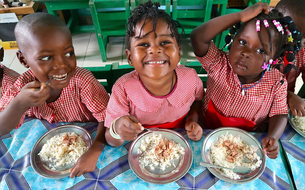 Hunger: Kinder beim Mittagessen im Kindergarten im Kongo