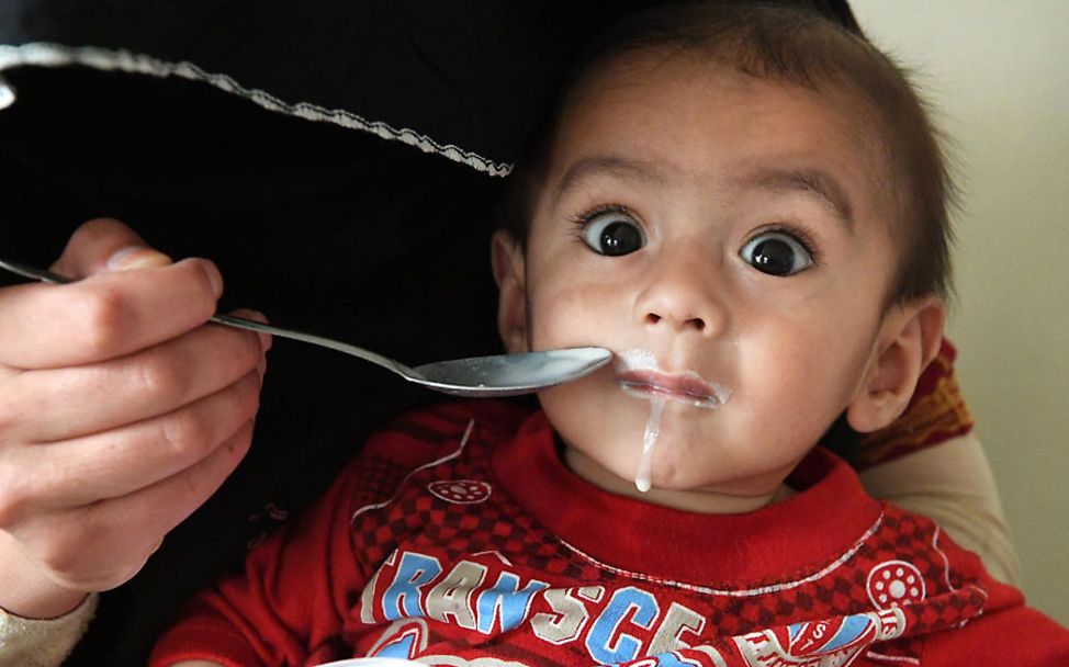 Hunger: Ein Baby im Norden von Afghanistan erhält therapeutische Spezialmilch