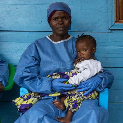 Ebola: In Behandlungszentren kümmern sich Helferinnen um Kinder, deren Eltern an Ebola-Fieber erkrankt sind.